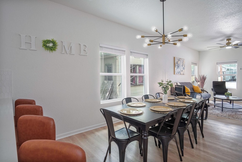 Vibrant 4br/3ba Oasis Near Happy Downtown!