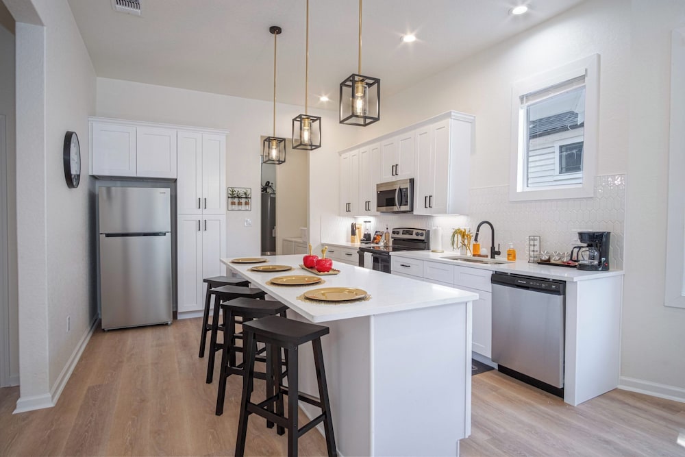3BR 3BA Urban Escape Just Minutes From Downtown