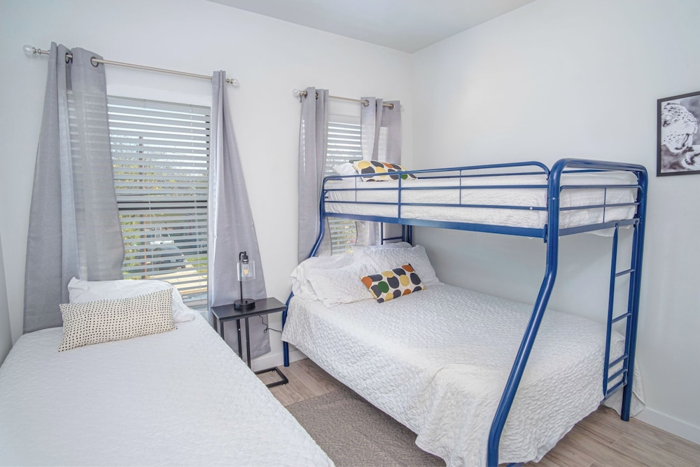 Spectacular Newly Built 3 BR Condo Near Downtown view 3