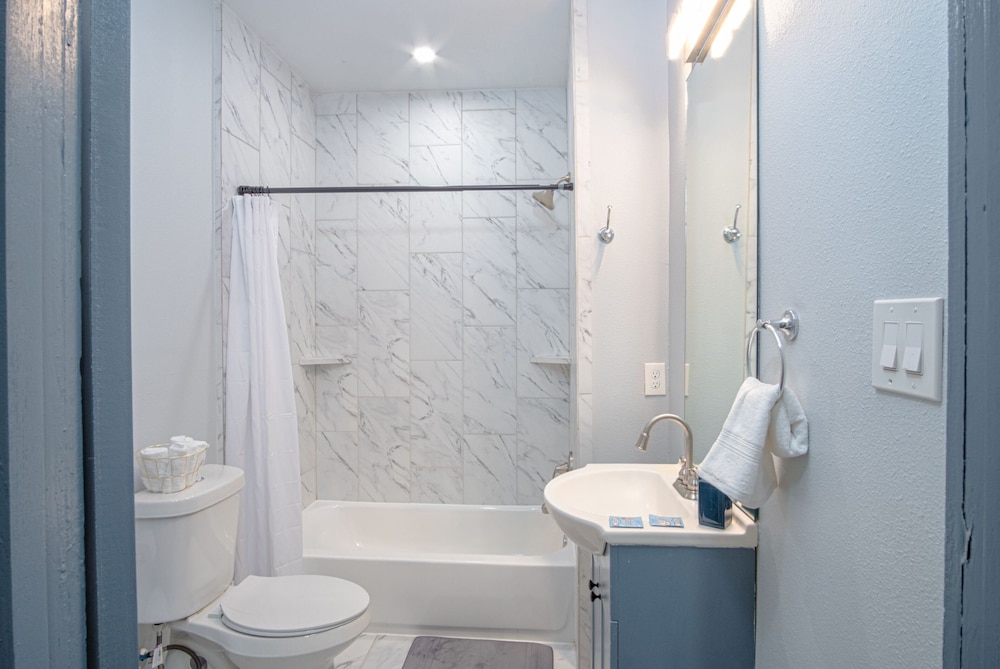 Vibrant Fully Gated 2br/2ba 4 Mins From Downtown - Image 3