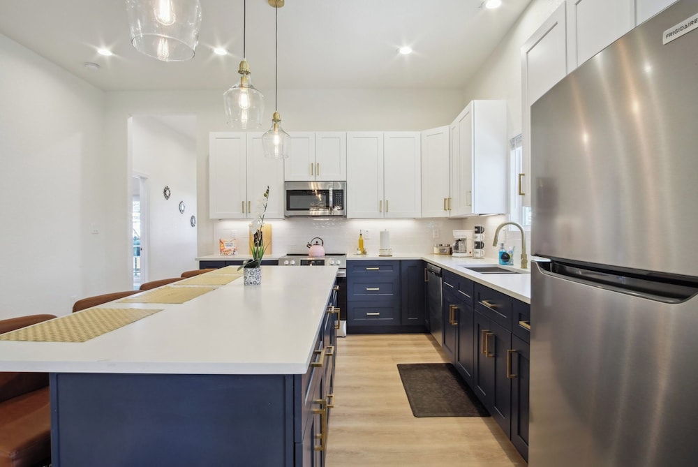 Blissful 5br/3ba Haven Near Riverwalk & Downtown!