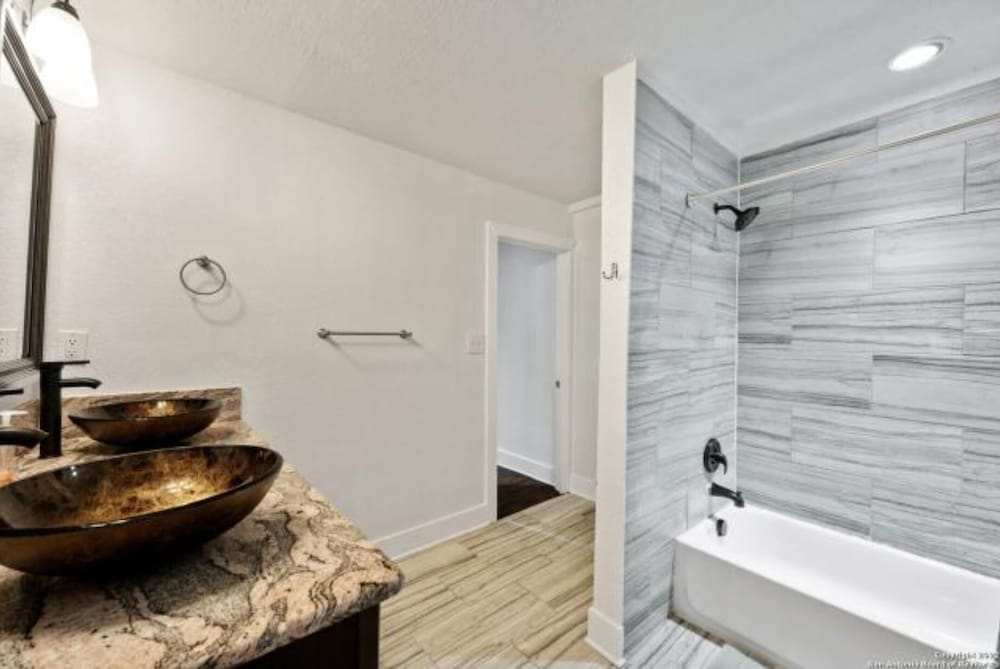 Experience Serenity in a 4br/3ba Downtown Home view 3
