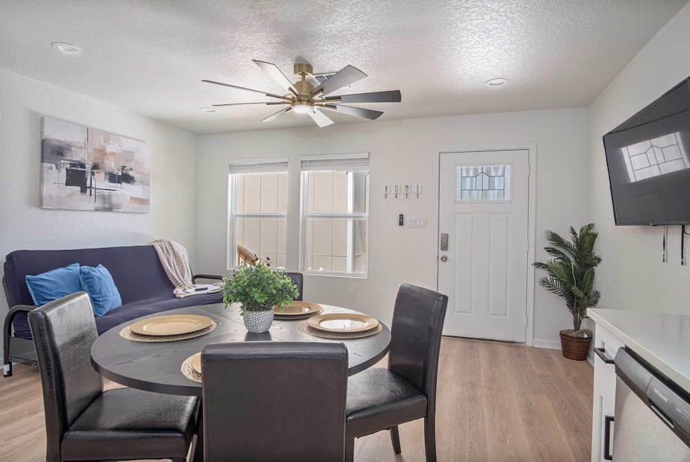 Historic Comfort 2BR/1BA Guesthouse Near Riverwalk