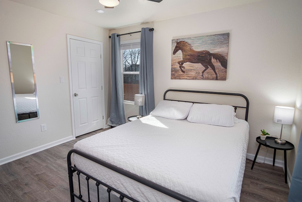 Adorable 2BR Guesthouse Close to Riverwalk and DT view 3