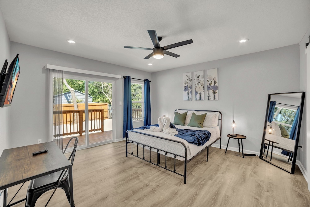 Spacious & Homey 4br/3ba W/amenities Near Downtown view 2