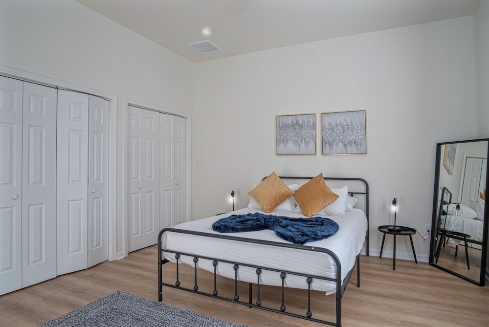 Pristine 3 BR/ 2BA Abode Close to Lovely Downtown!