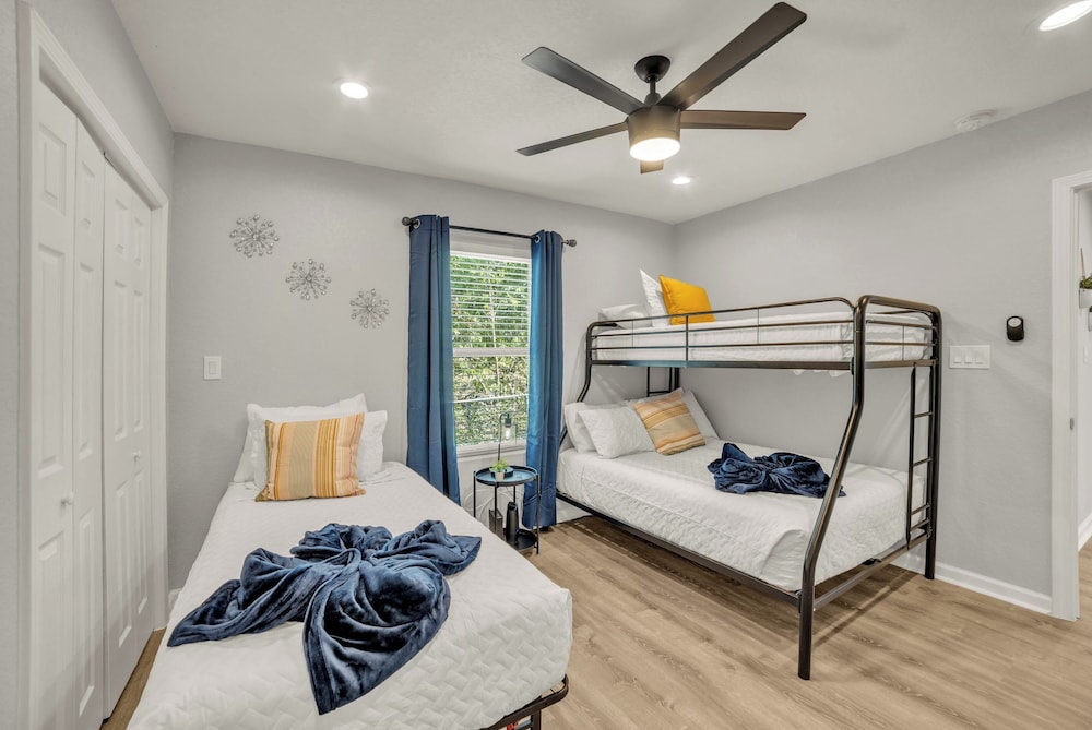 Spacious & Homey 4br/3ba W/amenities Near Downtown view 3