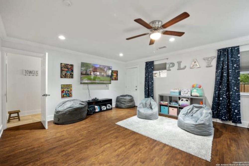 Experience Serenity in a 4br/3ba Downtown Home view 4