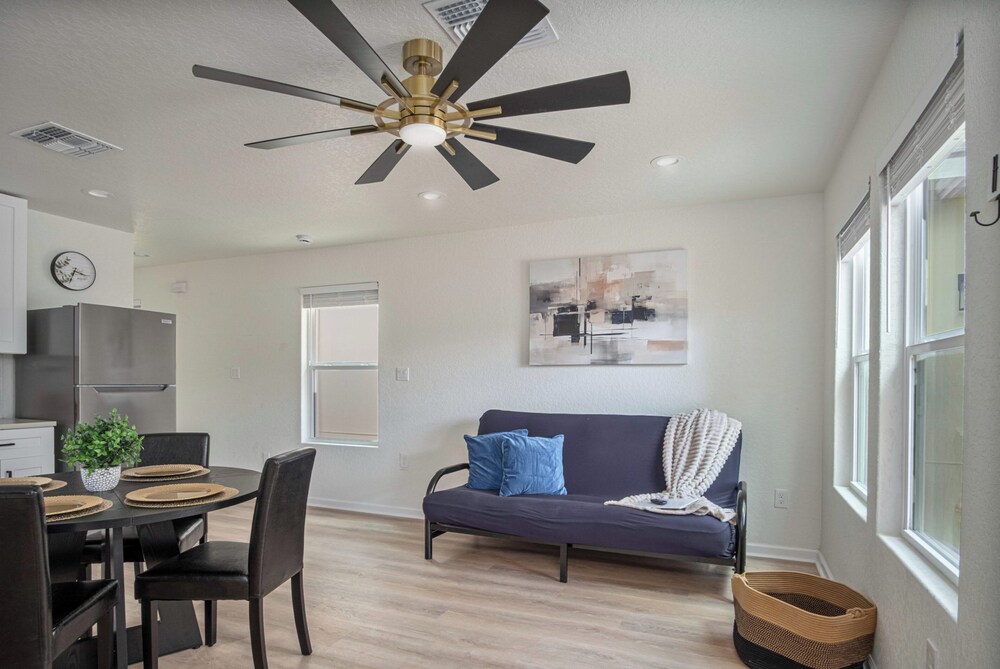 Historic Comfort 2BR/1BA Guesthouse Near Riverwalk