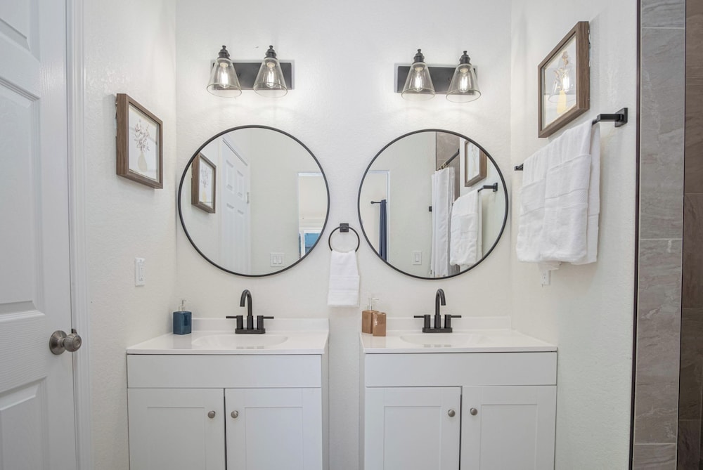 Feel, Chill and Enjoy 4br/3ba Near Fun Riverwalk!