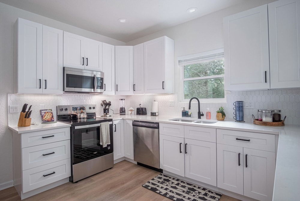 Vibrant 4br/3ba Oasis Near Happy Downtown!