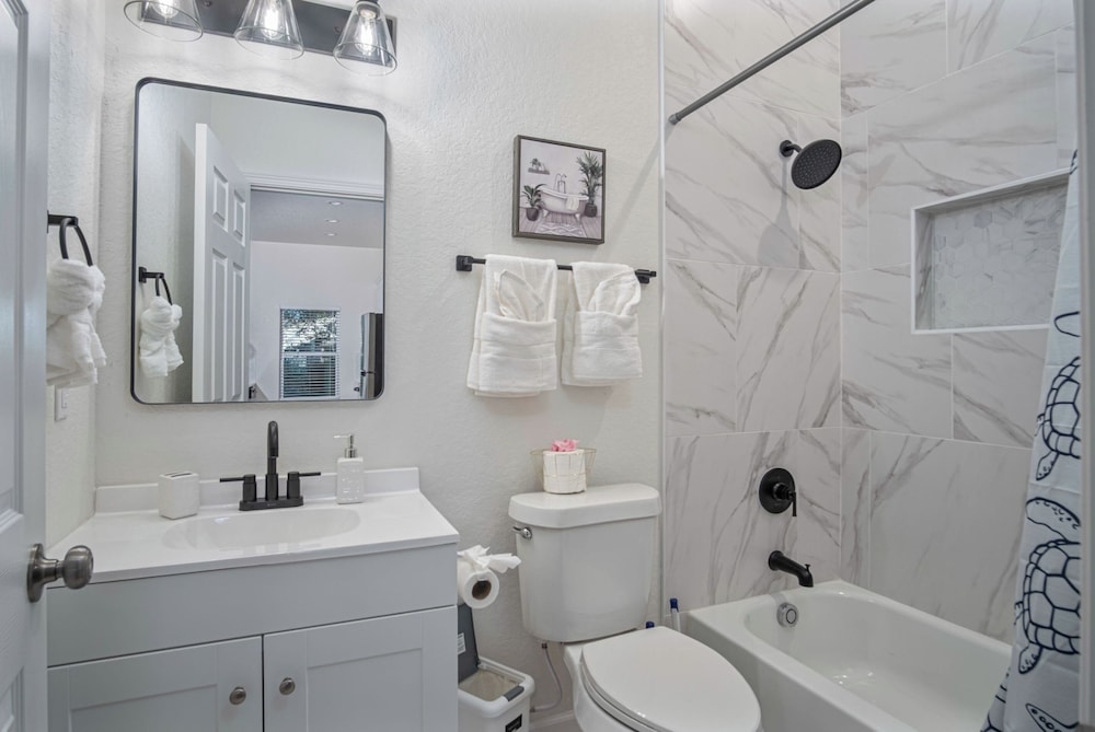 Pristine 3 BR/ 2BA Abode Close to Lovely Downtown!