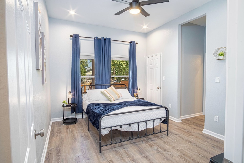 Inviting 4br/2ba Near Downtown & Riverwalk view 5