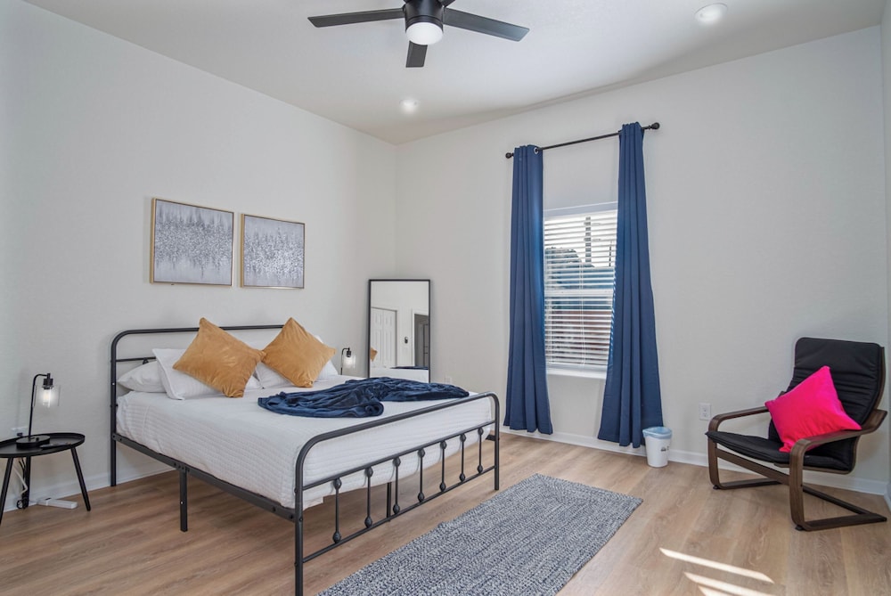 Pristine 3 BR/ 2BA Abode Close to Lovely Downtown!