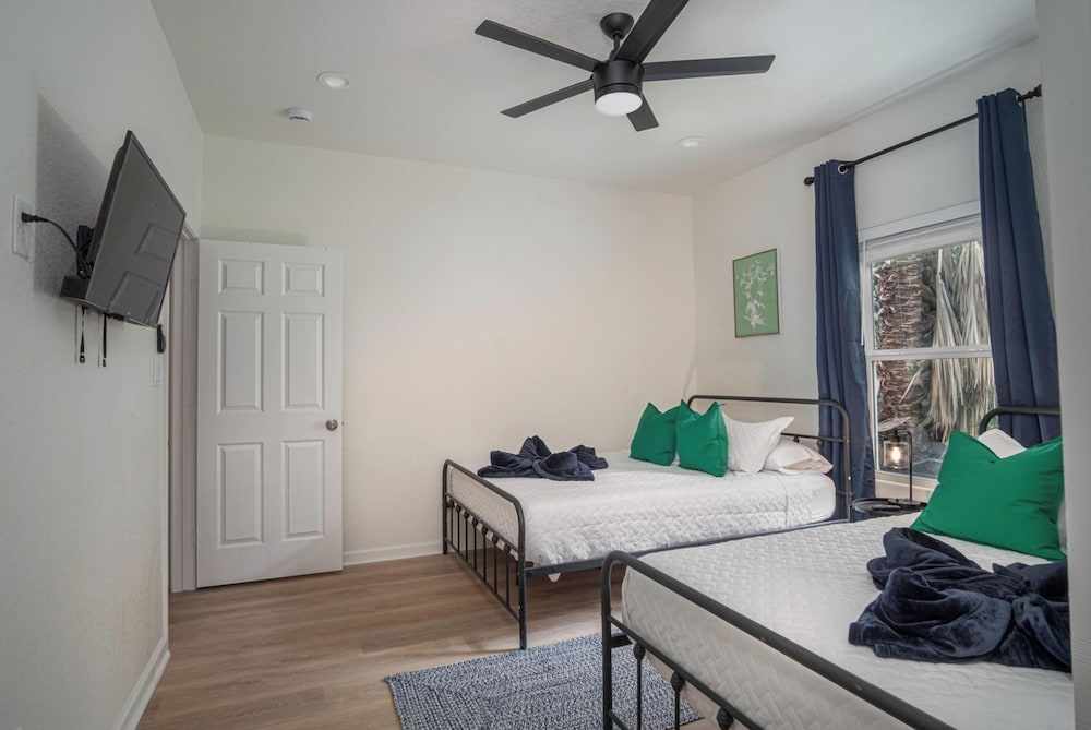 Vibrant 4br/3ba Oasis Near Happy Downtown!