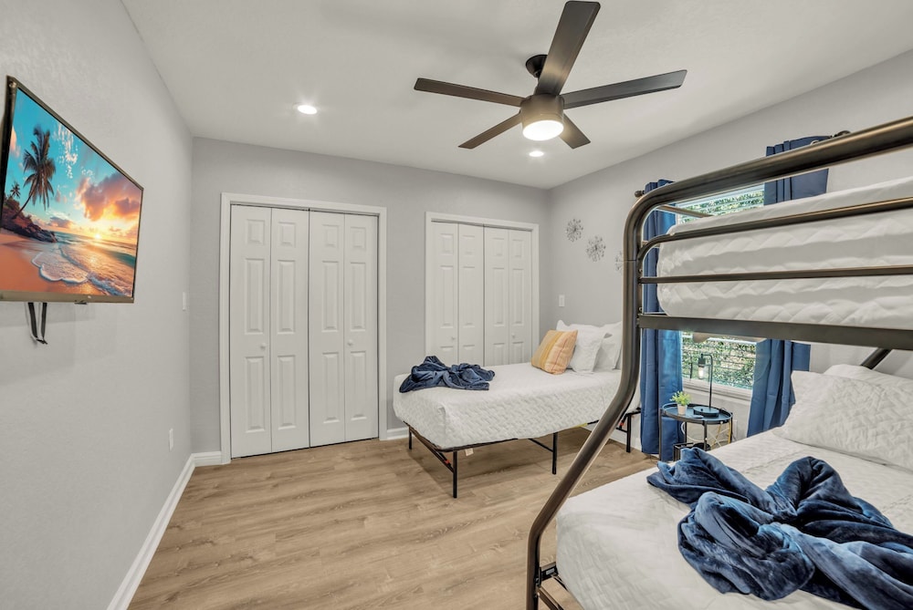 Spacious & Homey 4br/3ba W/amenities Near Downtown view 5