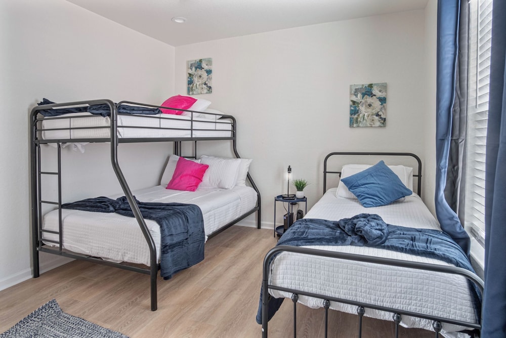 Comfy and Happy Stays Near Riverwalk and Downtown!