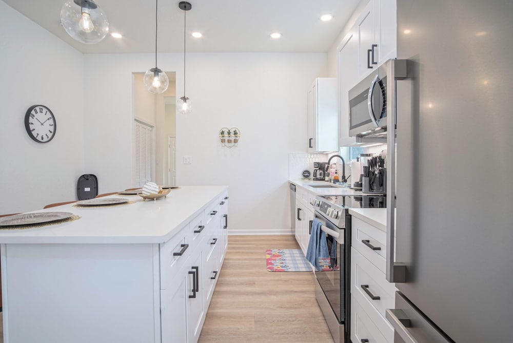 Feel, Chill and Enjoy 4br/3ba Near Fun Riverwalk!