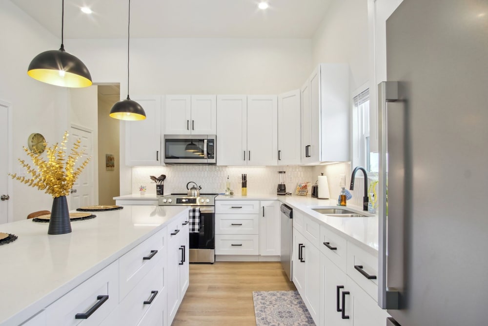 Skyline Retreat 3br-3ba w/ Stunning Views Near DT