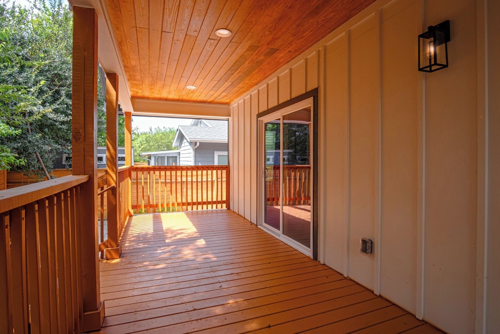 Comfy and Happy Stays Near Riverwalk and Downtown!