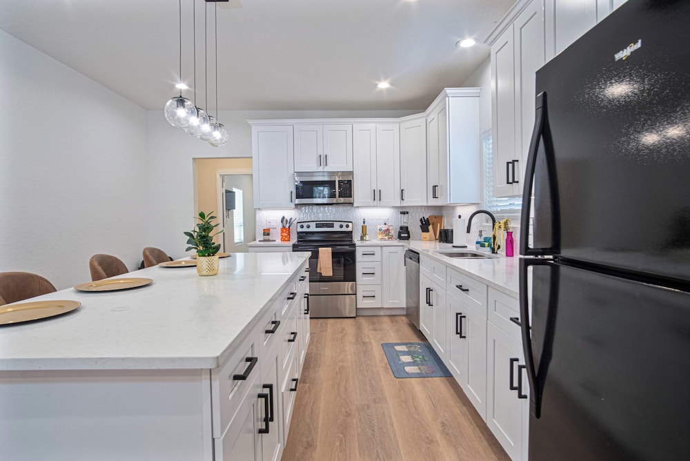 Unwind in Style 4BR 2BA Quick Access to Downtown