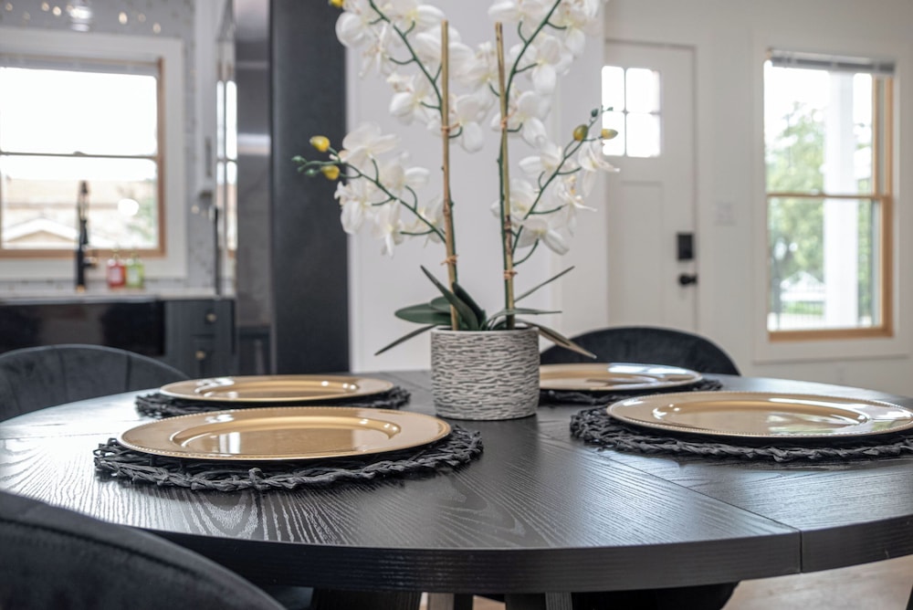 Stylish Stay With Unforgettable Downtown Views!