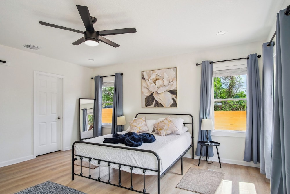 Stylish & Spacious Comfort 4br/3ba Downtown Gem!