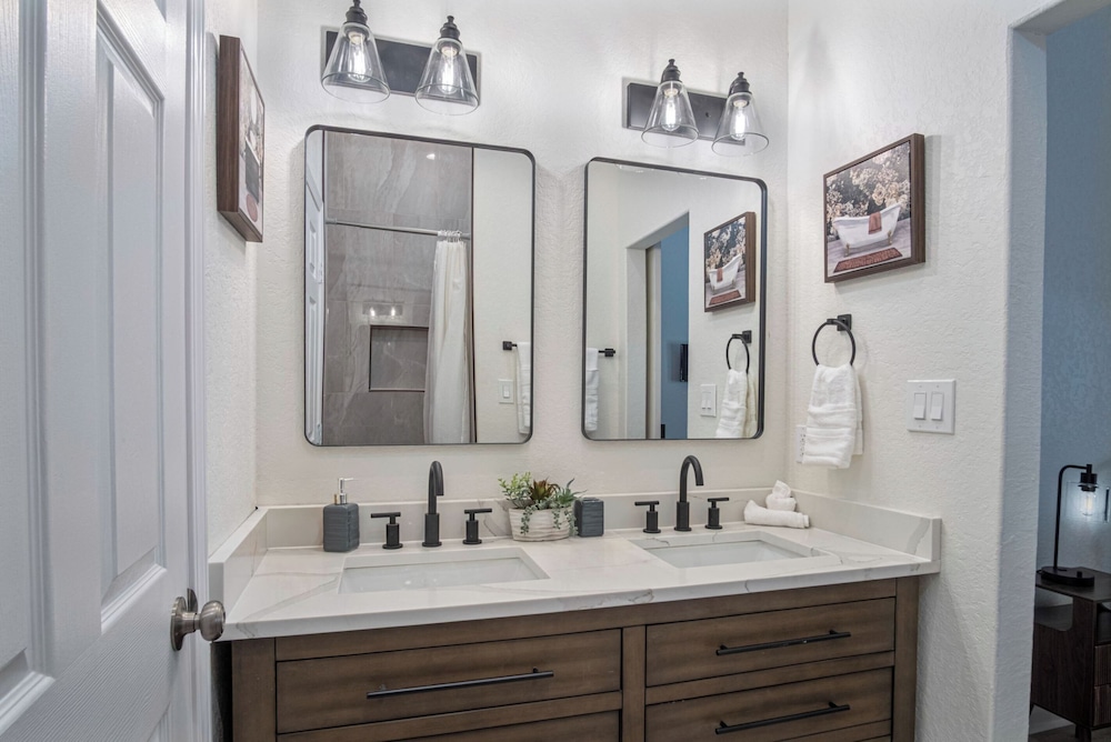 Bright and Clean 3 Bedroom Near Fun Riverwalk