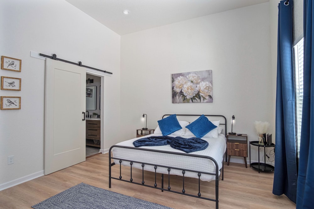 Bright and Clean 3 Bedroom Near Fun Riverwalk