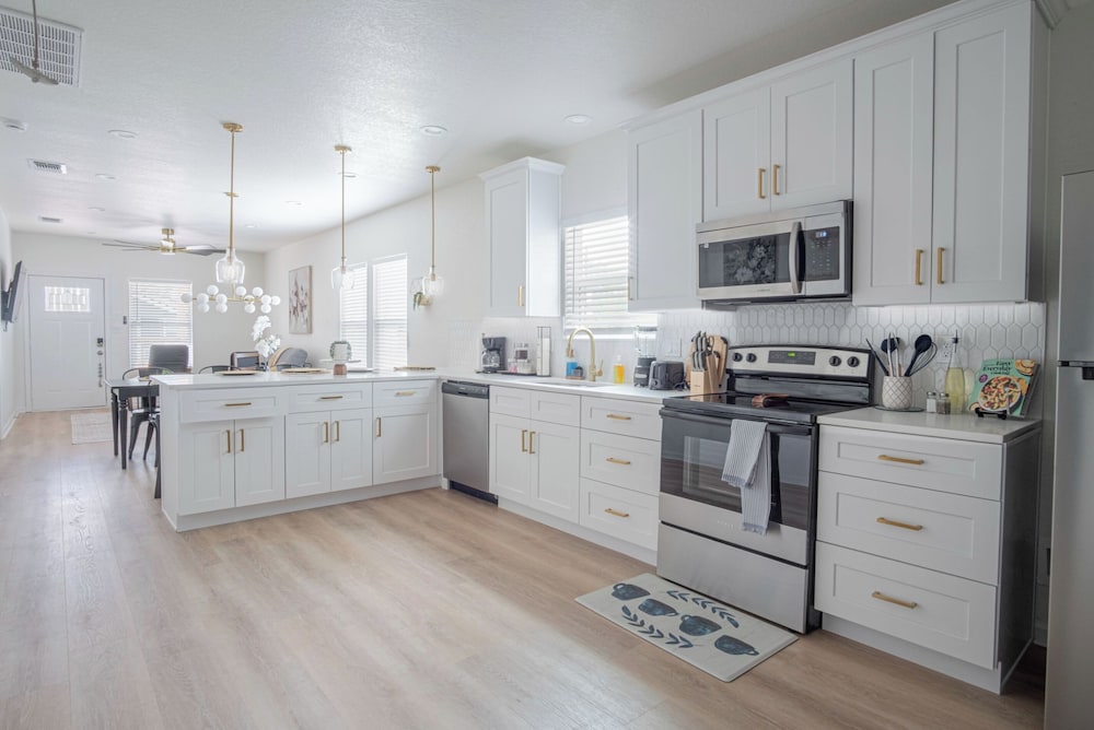 Comfy and Happy Stays Near Riverwalk and Downtown!