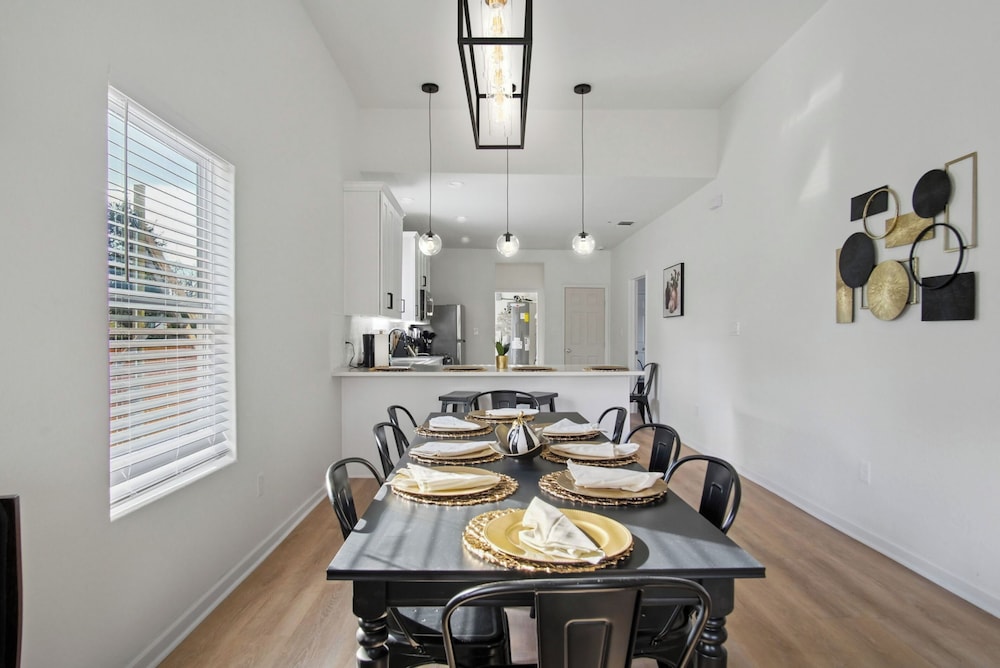 Peaceful Stays With Easy Access to Downtown