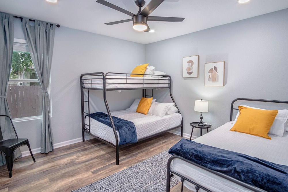 Captivating 4BR 2BA Home Near Awesome Downtown view 3