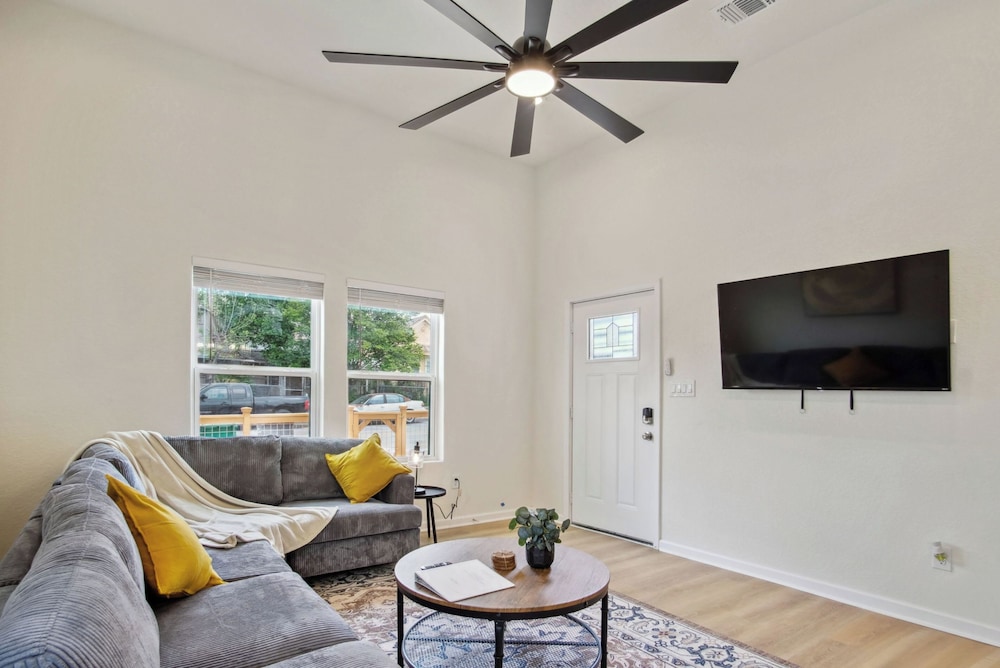 Skyline Retreat 3br-3ba w/ Stunning Views Near DT