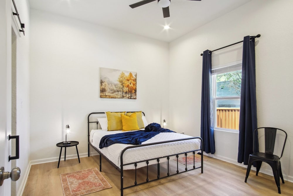 Sleek 4br/3ba Urban Living w/ Downtown Views!
