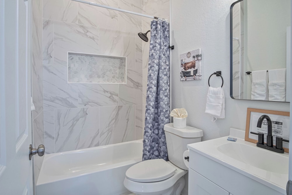 Walk to Riverwalk! 3br/2ba Gem Near Fun Downtown!