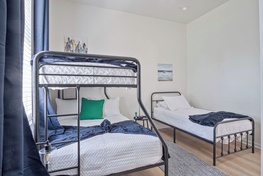 Walk to Riverwalk! 3br/2ba Gem Near Fun Downtown!