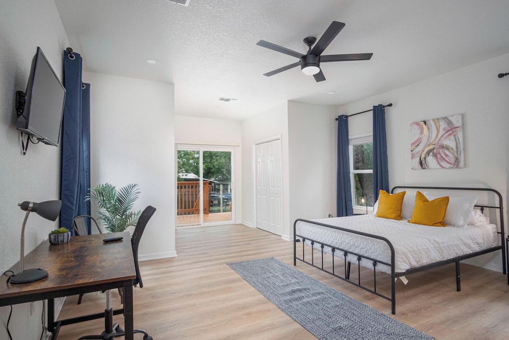 Vibrant 4br/3ba Oasis Near Happy Downtown!