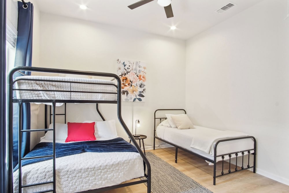 3br-2ba Cityscape Haven With Panoramic Tower View! - Image 5