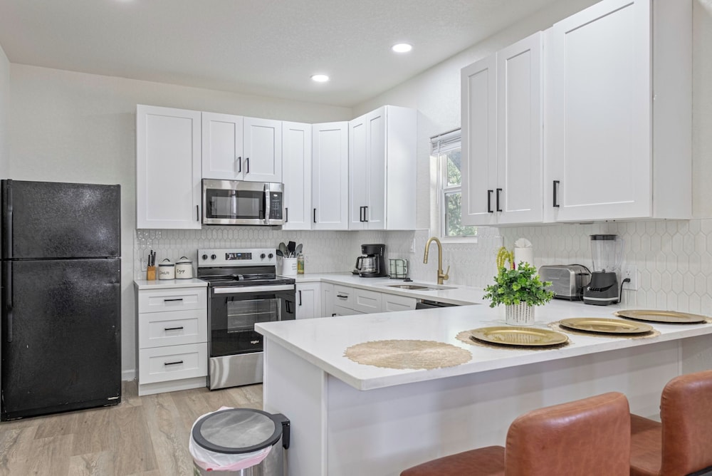 Glorius Amazing 2BR 1BA Stay Near Lively Downtown