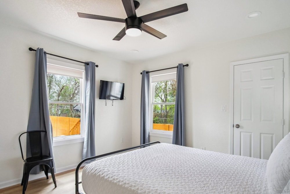 Stylish & Spacious Comfort 4br/3ba Downtown Gem!