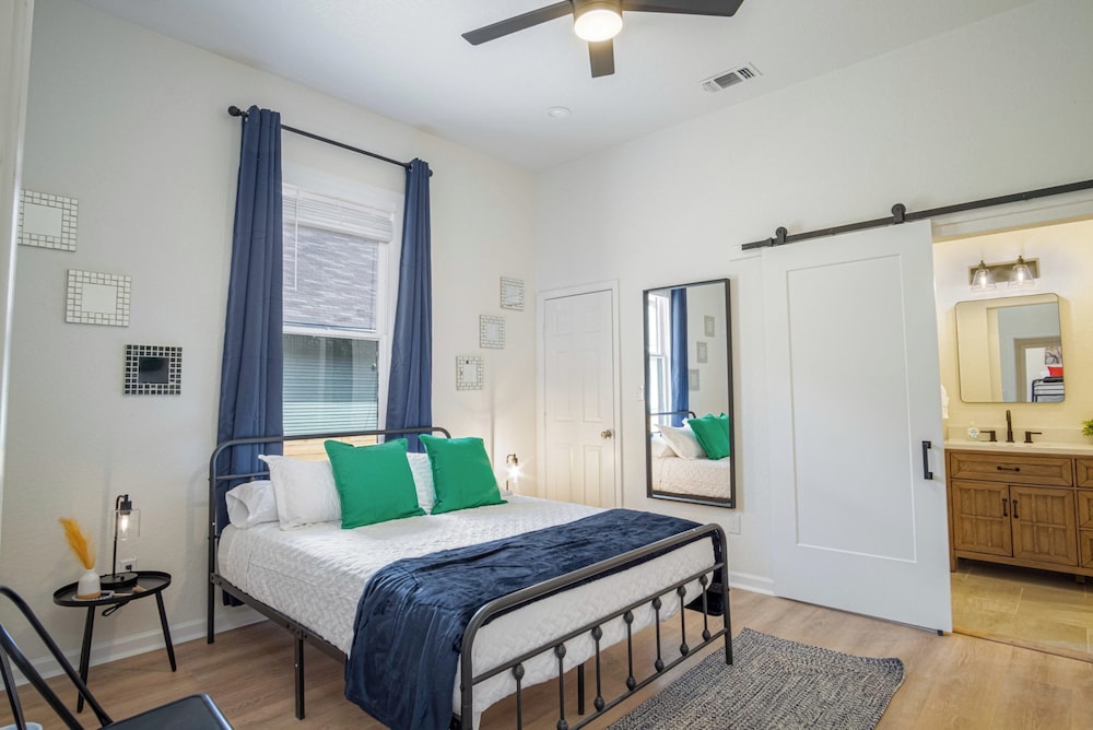 3BR 3BA Urban Escape Just Minutes From Downtown