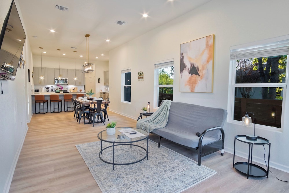 Stylish 3br/2ba Urban Retreat Near Lively Downtown