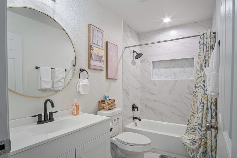 Historic Comfort 2BR/1BA Guesthouse Near Riverwalk