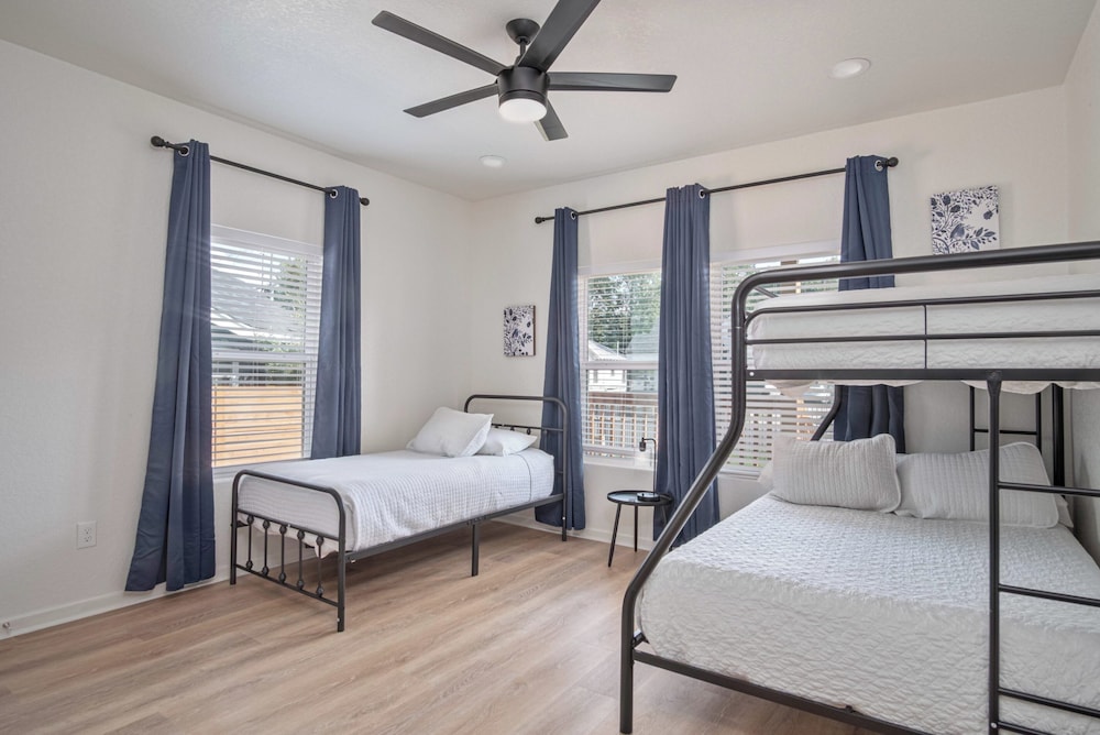 Enjoy 4br/3ba Comfort & Convenience Near Downtown!