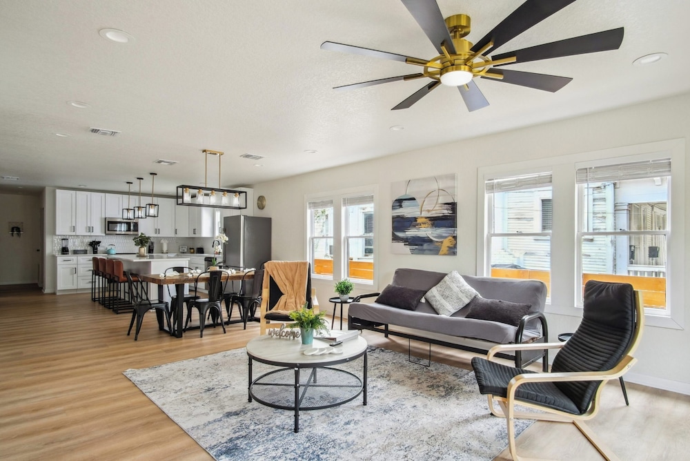 Stylish & Spacious Comfort 4br/3ba Downtown Gem!