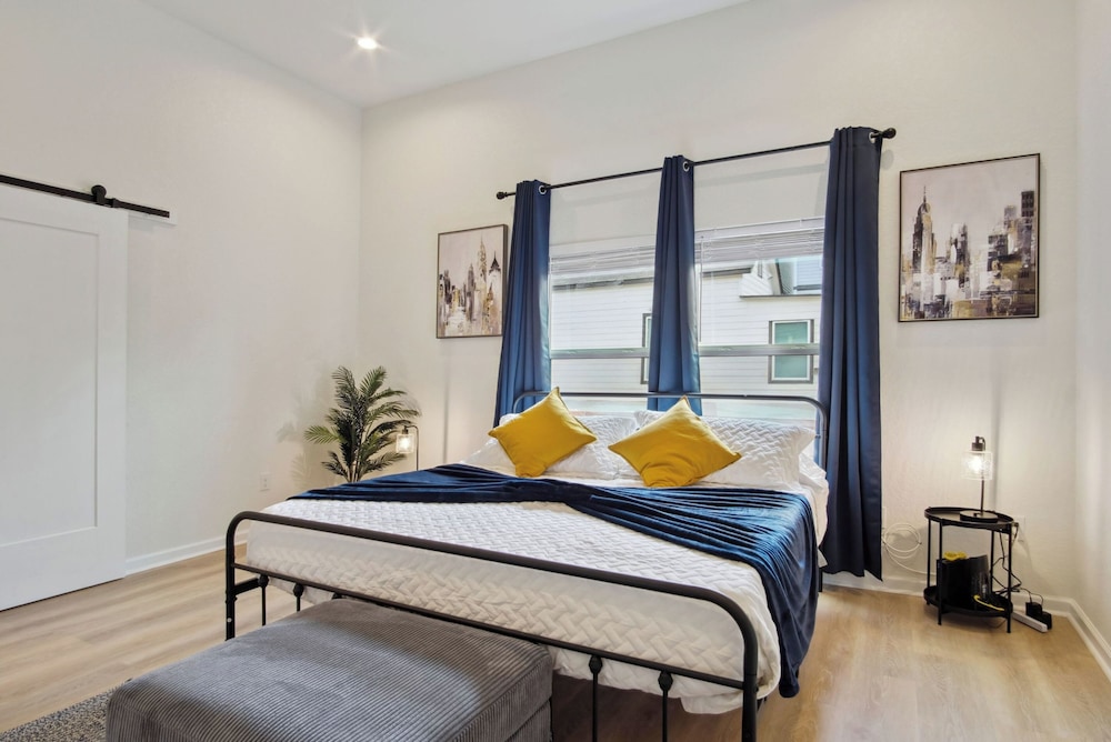 Skyline Retreat 3br-3ba w/ Stunning Views Near DT