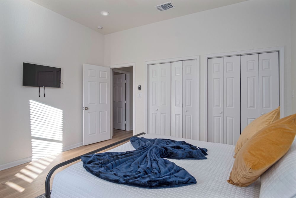 Pristine 3 BR/ 2BA Abode Close to Lovely Downtown!