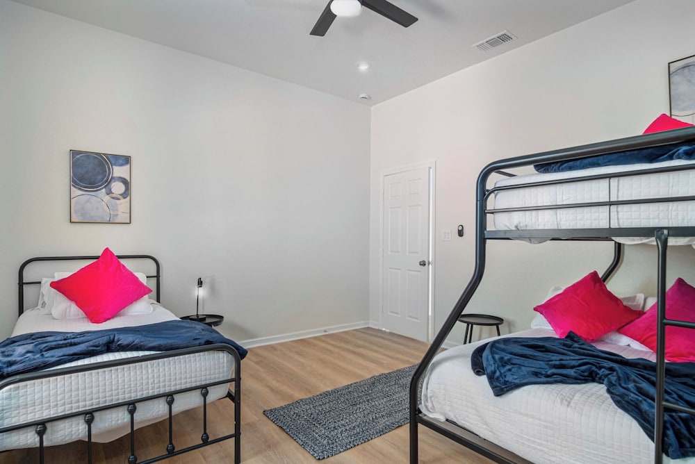 Pristine 3 BR/ 2BA Abode Close to Lovely Downtown!