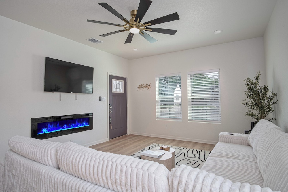 Enjoy 4br/3ba Comfort & Convenience Near Downtown!