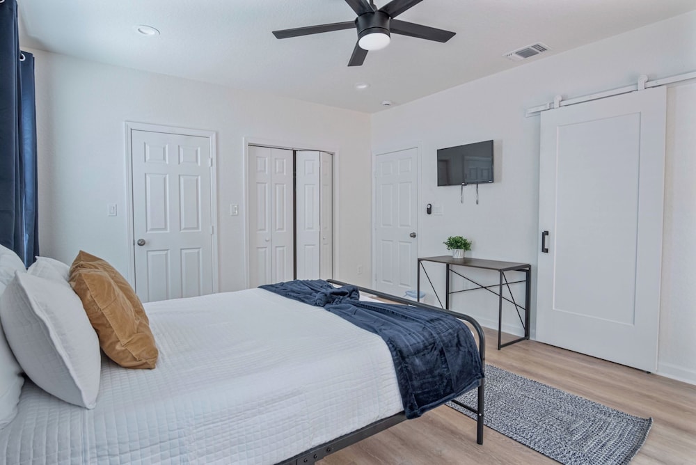 Comfy and Happy Stays Near Riverwalk and Downtown!